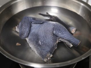 8、当归乌鸡汤,将乌鸡冷水下锅，加入少许料酒煮开