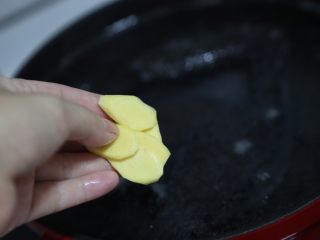 11、当归乌鸡汤,加入姜片