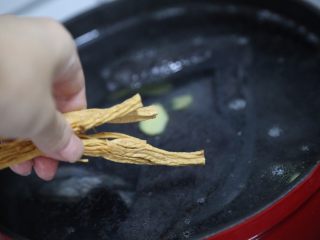 12、当归乌鸡汤,再放入党参