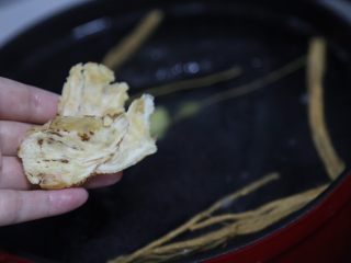 13、当归乌鸡汤,再加入当归