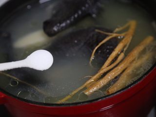 17、当归乌鸡汤,调入适量盐调味