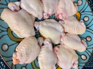 1、（家常菜）鸡翅包白玉菇,准备新鲜鸡翅洗净