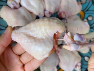 2、（家常菜）鸡翅包白玉菇,把骨头去掉
