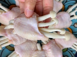 3、（家常菜）鸡翅包白玉菇,去骨的鸡翅塞上白玉菇