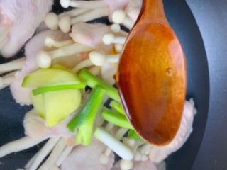 4、（家常菜）鸡翅包白玉菇,鸡翅凉水下锅，放葱姜，加入料酒去腥