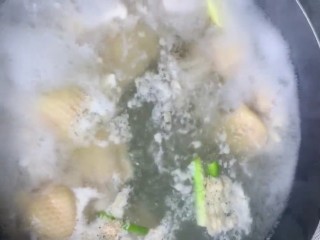 5、（家常菜）鸡翅包白玉菇,煮出血沫