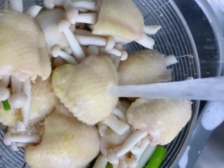 6、（家常菜）鸡翅包白玉菇,捞出冲洗干净备用