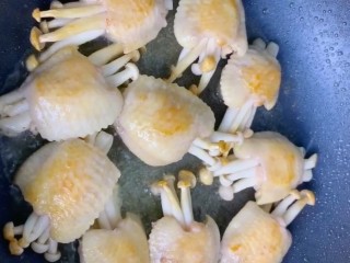 8、（家常菜）鸡翅包白玉菇,煎至两面金黄
