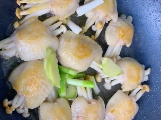 9、（家常菜）鸡翅包白玉菇,放葱姜