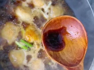 11、（家常菜）鸡翅包白玉菇,加盐，鸡精，十三香，生抽，耗油，老抽