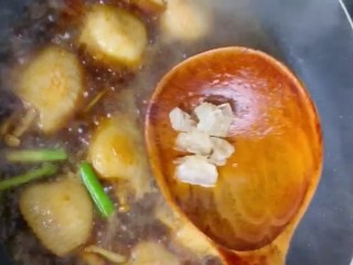 12、（家常菜）鸡翅包白玉菇,放几块冰糖