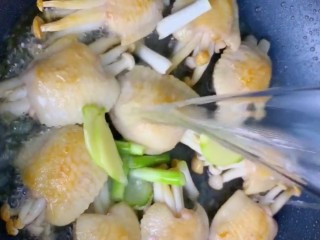 10、（家常菜）鸡翅包白玉菇,加入清水没过鸡翅