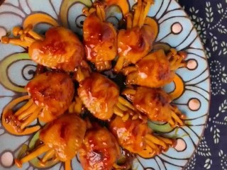 15、（家常菜）鸡翅包白玉菇,出锅装盘