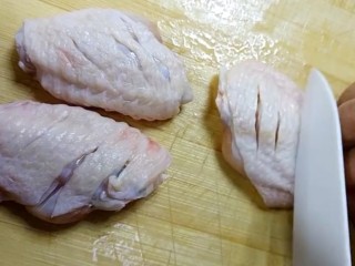 1、可乐鸡翅,鸡翅两面改上花刀，