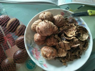 1、板栗山药汤,板栗去壳后去掉棕色的衣。