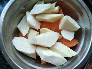 3、板栗山药汤,淮山去皮洗干净切成小块。