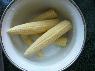 4、板栗山药汤,准备好玉米芯