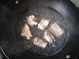 5、板栗山药汤,筒骨放入热水中灼一会去掉血水，沥干水。