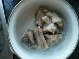 6、板栗山药汤,将灼过水的筒骨过一下