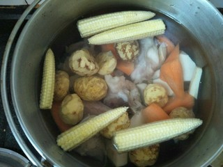 7、板栗山药汤,所有材料放入煲中加入适量的水，煮沸后转慢火煮。