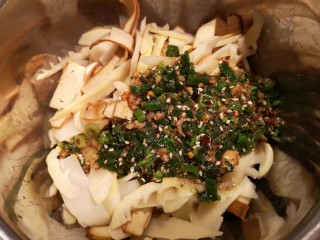 9、凉拌青笋豆干,浇到准备好的青笋豆干上面。