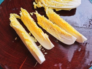 1、蒜蓉娃娃菜,娃娃菜清洗干净后切开。