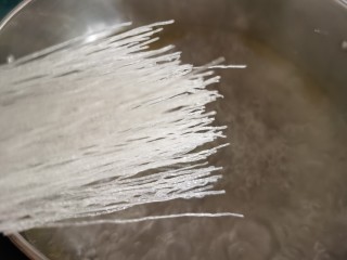 2、蒜蓉娃娃菜,粉丝放入锅里煮软。