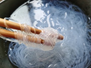 3、蒜蓉娃娃菜,捞出后倒入饮用水浸泡。