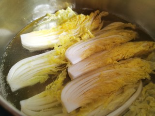 4、蒜蓉娃娃菜,锅里水烧开，放入一点盐和少许油，然后放入娃娃菜焯水。