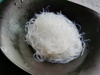 5、蒜蓉娃娃菜,粉丝捞出控水后切断，放入盘里。