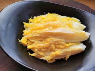 6、蒜蓉娃娃菜,在粉丝上面，放上焯好水的娃娃菜。