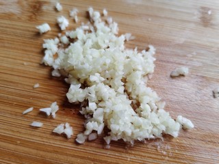 7、蒜蓉娃娃菜,大蒜去皮冲洗，剁成蒜蓉。