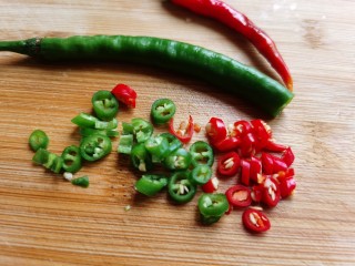 8、蒜蓉娃娃菜,小米辣和线椒切碎。