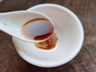 9、蒜蓉娃娃菜,小碗里加入味极鲜酱油。