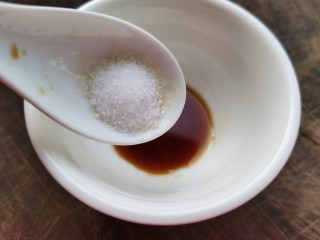 10、蒜蓉娃娃菜,加入少许白糖和蚝油。搅拌均匀。
