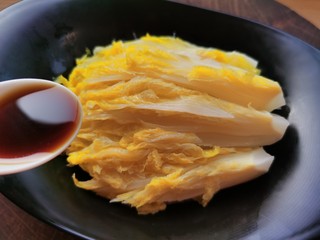 11、蒜蓉娃娃菜,将调好的料汁从娃娃菜四周加入盘中。