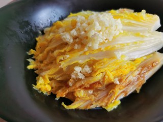 12、蒜蓉娃娃菜,娃娃菜上面放入蒜蓉。