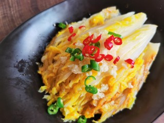 13、蒜蓉娃娃菜,放入青红辣椒碎。