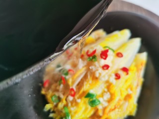 14、蒜蓉娃娃菜,炒锅放入适量的油，加热至微微冒烟，然后将热油浇在蒜蓉上面。