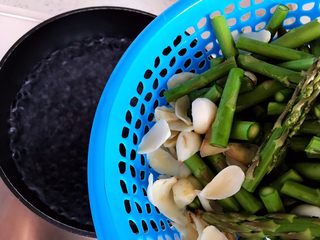 8、芥末芦笋拌百合,下芦笋和百合干