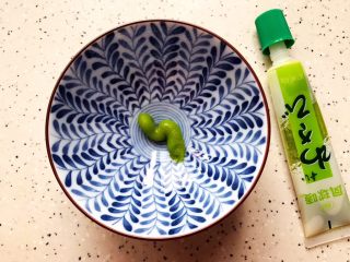 11、芥末芦笋拌百合,小碗内挤适量芥末