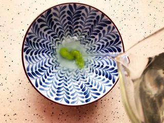 12、芥末芦笋拌百合,加入少许饮用水