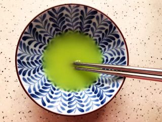 14、芥末芦笋拌百合,搅拌均匀，备用