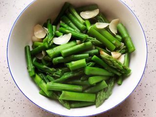 15、芥末芦笋拌百合,捞出煮好的芦笋和百合，控干水分