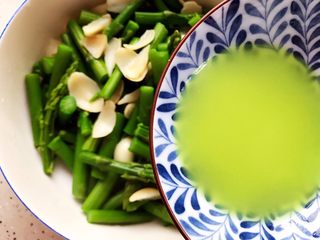 16、芥末芦笋拌百合,倒入芥末汁