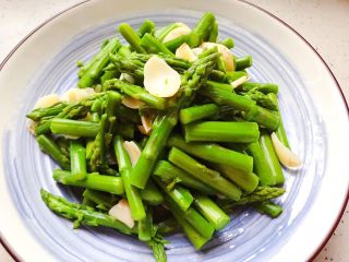 18、芥末芦笋拌百合,装盘