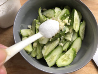 5、黄瓜拌猪耳朵,黄瓜里放蒜泥，盐