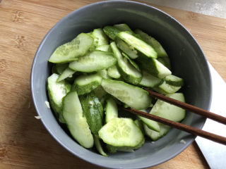 6、黄瓜拌猪耳朵,筷子拌匀腌制杀水。