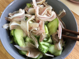 8、黄瓜拌猪耳朵,放入准备好的猪耳朵。