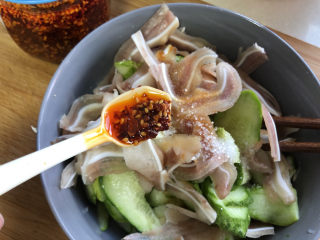 11、黄瓜拌猪耳朵,加辣椒油